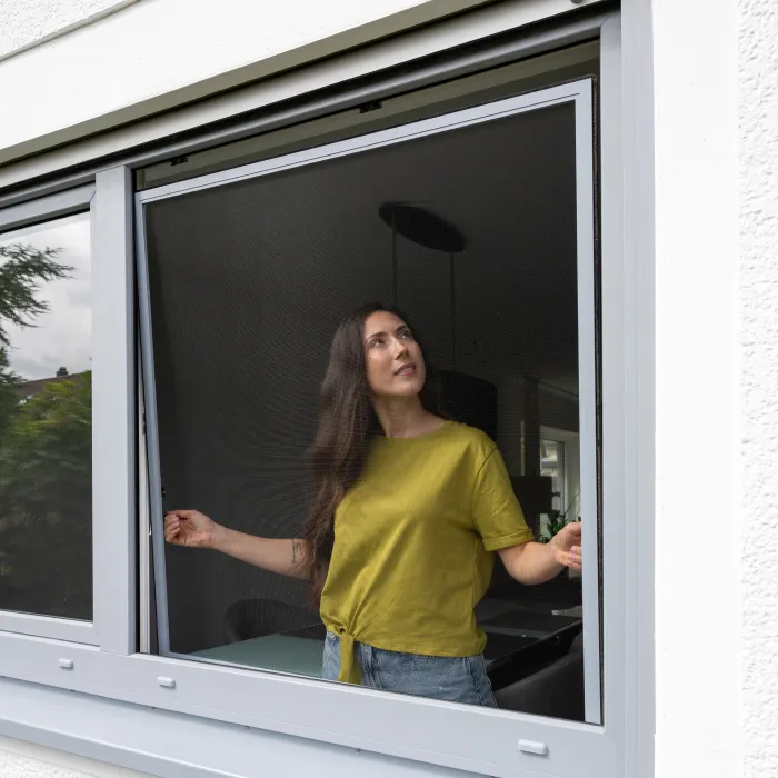 Fliegengitter-Spannrahmen am Fenster montieren